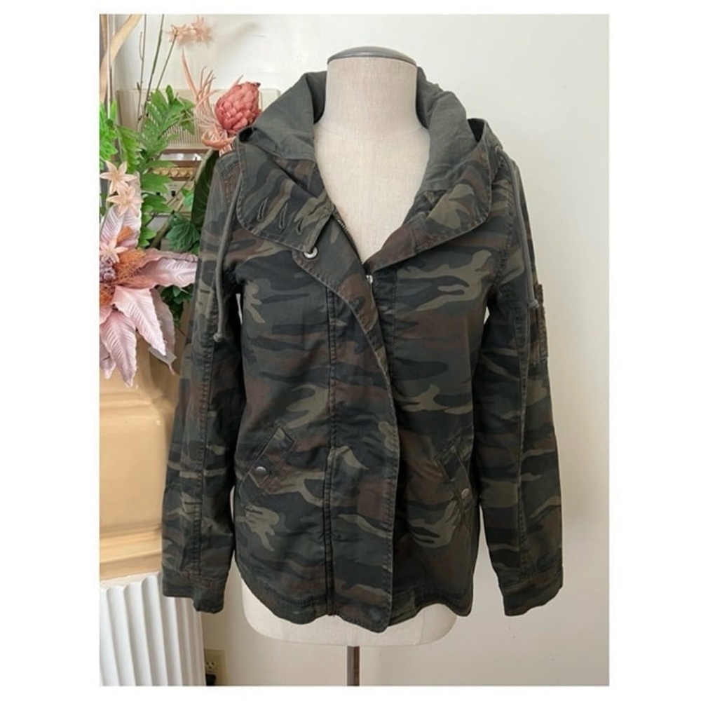 E1 -- AMERICAN EAGLE OUTFITTERS green love camo zipper hoodie jacket SMALL